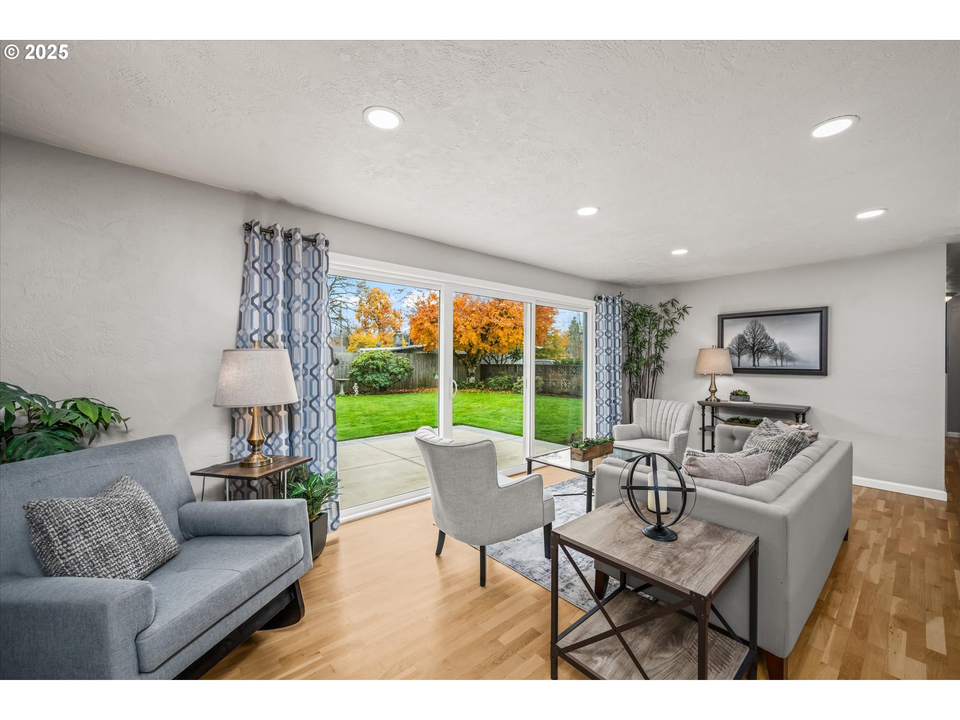 1637 Larkspur Loop Eugene, OR 97401 - Photo 8 of 48 Living Room