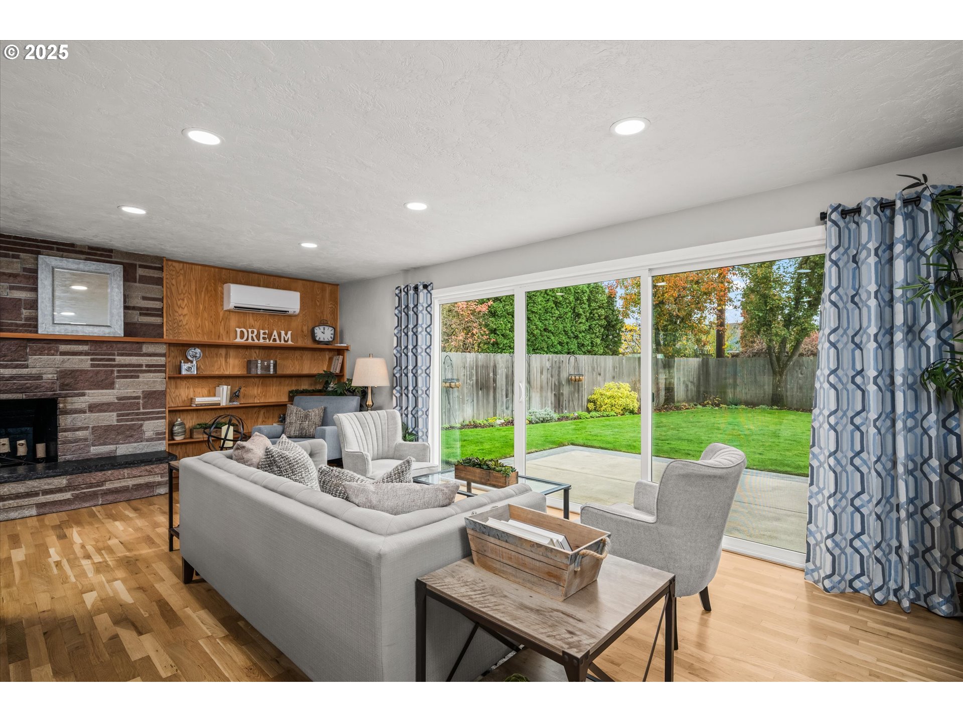 1637 Larkspur Loop Eugene, OR 97401 - Photo 9 of 48 Living Room