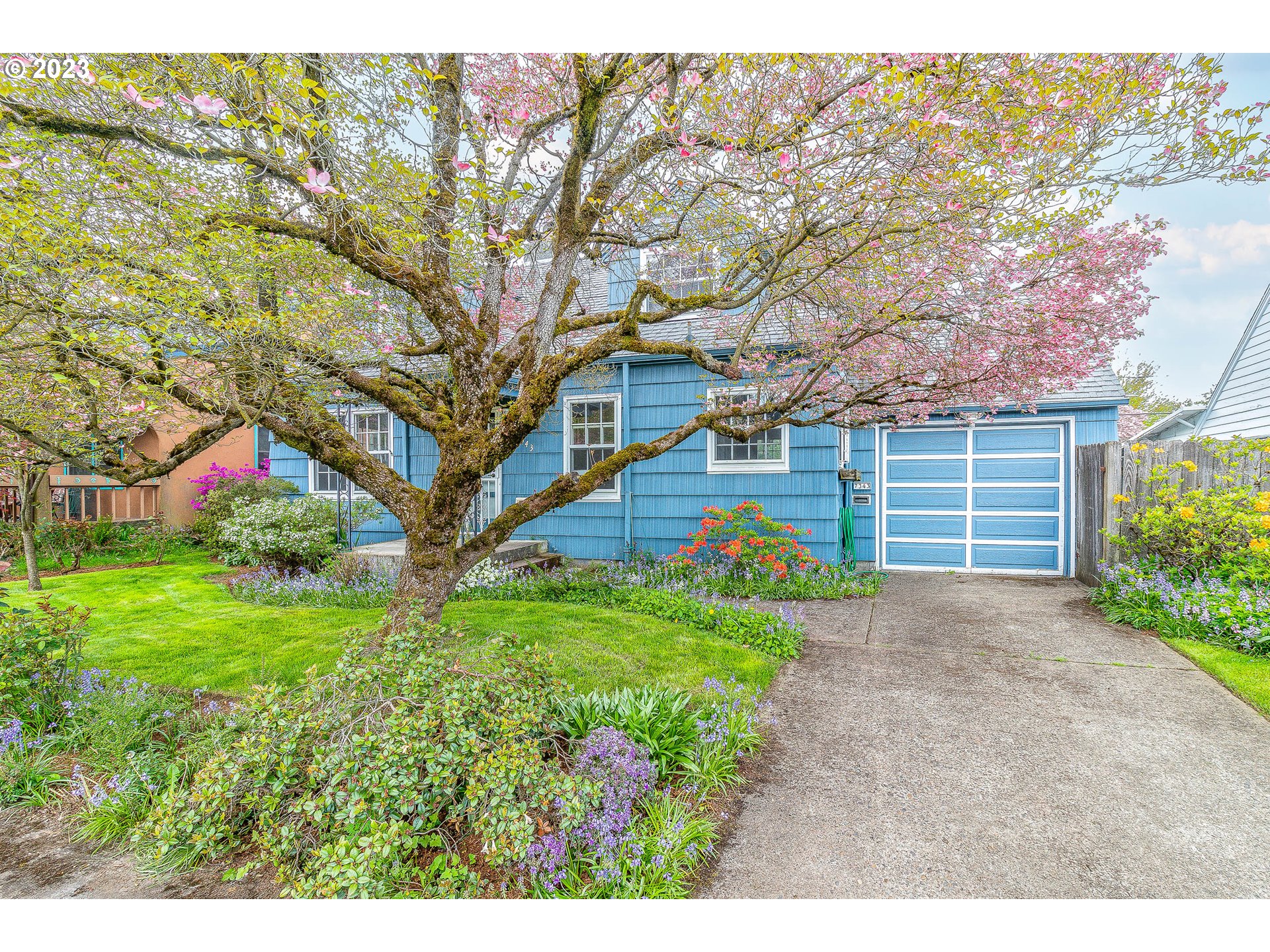 7343 North Foss Avenue Portland, OR 97203 - Photo 2 of 39 a front view of a house with garden