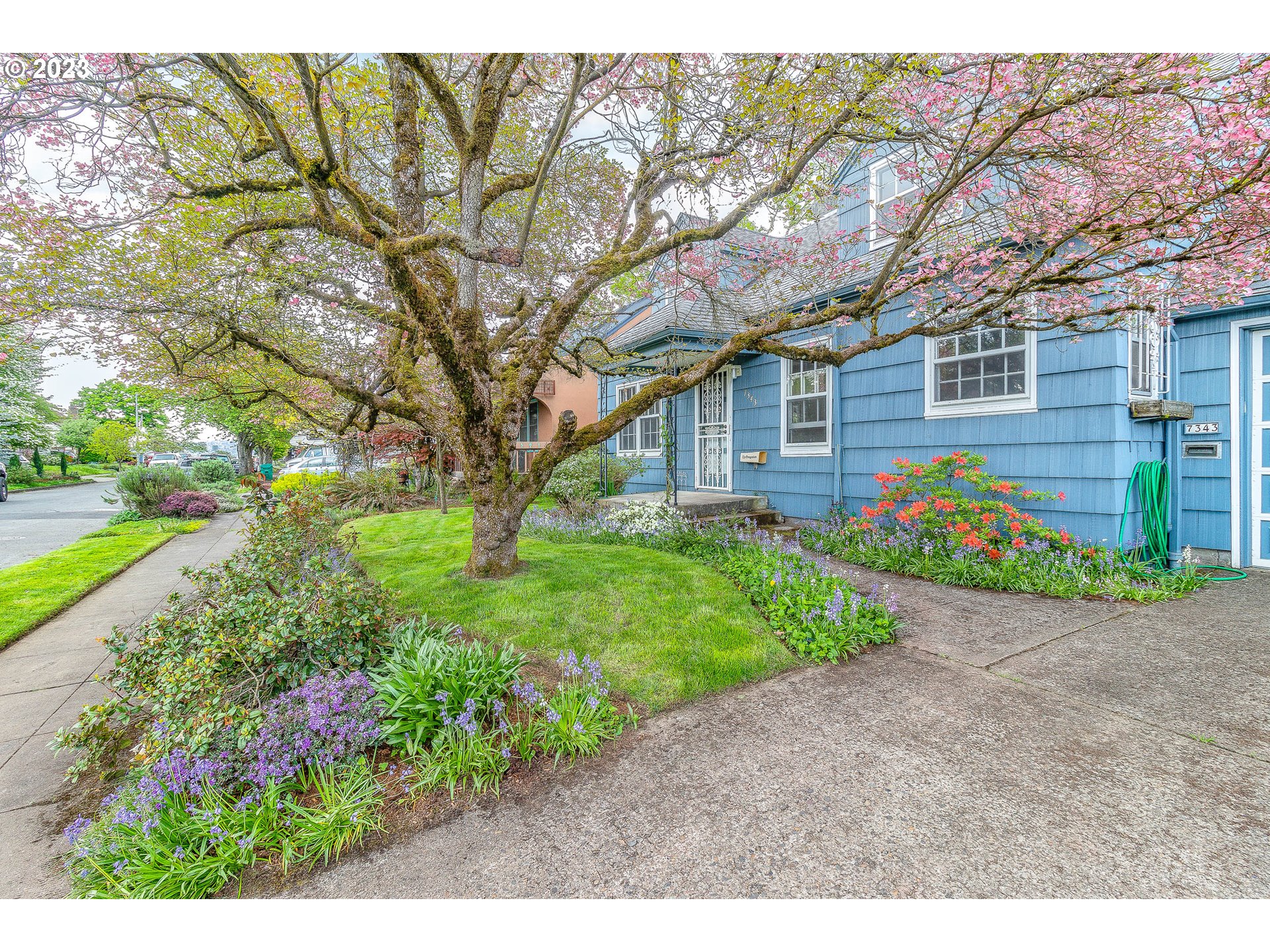 7343 North Foss Avenue Portland, OR 97203 - Photo 4 of 39 a front view of house with yard and green space