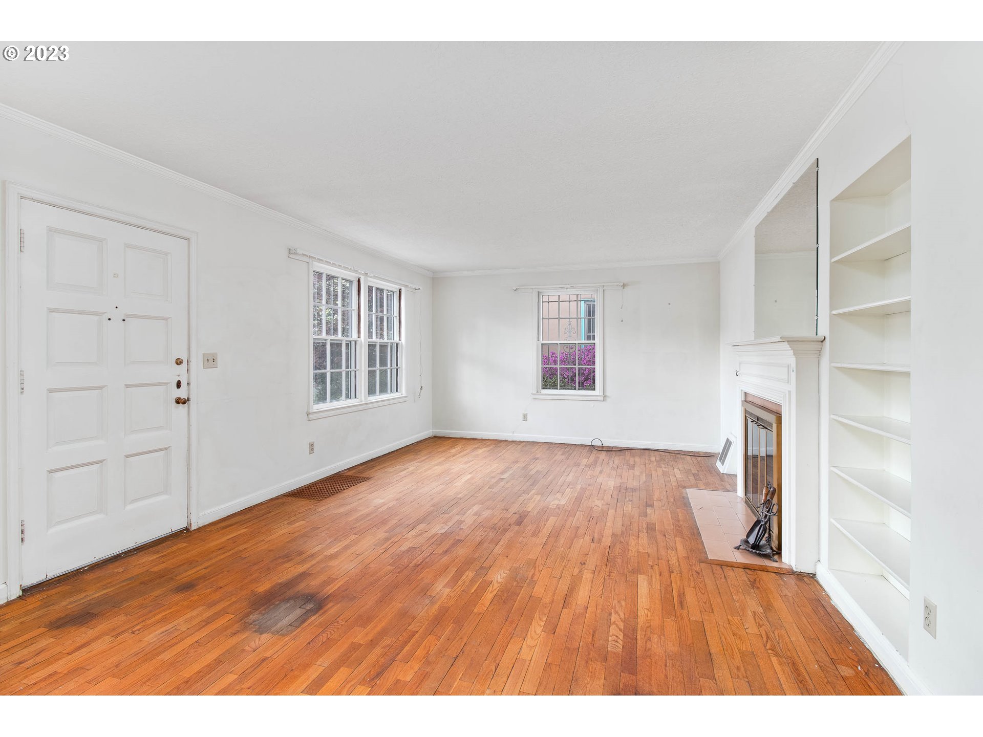7343 North Foss Avenue Portland, OR 97203 - Photo 6 of 39 a view of an empty room with a window and wooden floor