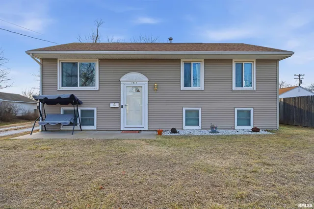 $174,900 | 1617 Holiday Drive, Pekin, IL 61554