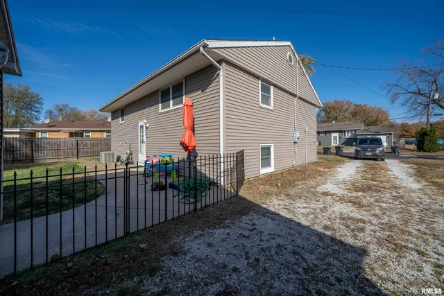 $182,000 | 1617 Holiday Drive, Pekin, IL 61554