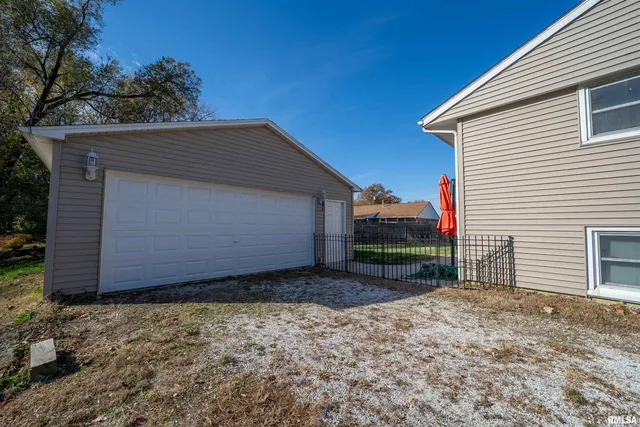 $182,000 | 1617 Holiday Drive, Pekin, IL 61554