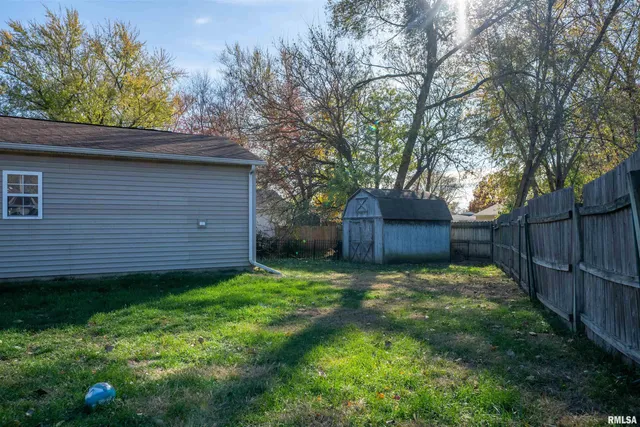 $182,000 | 1617 Holiday Drive, Pekin, IL 61554