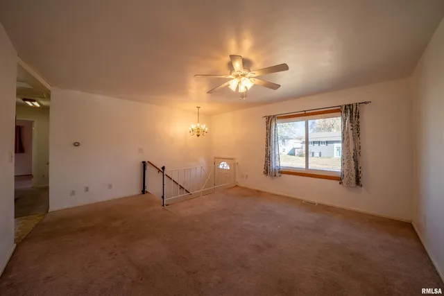 $182,000 | 1617 Holiday Drive, Pekin, IL 61554