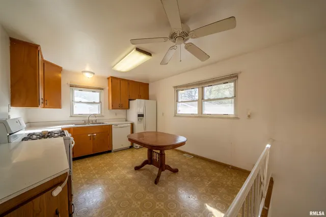 $182,000 | 1617 Holiday Drive, Pekin, IL 61554