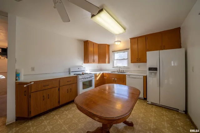 $182,000 | 1617 Holiday Drive, Pekin, IL 61554