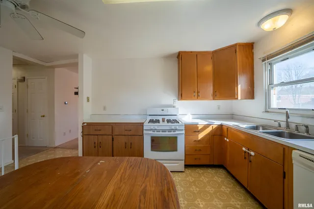 $182,000 | 1617 Holiday Drive, Pekin, IL 61554