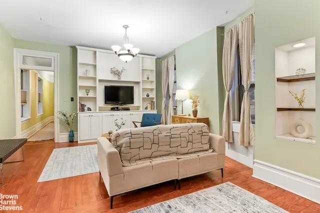 $815,000 | 702 West End Avenue, Unit 2B | Upper West Side