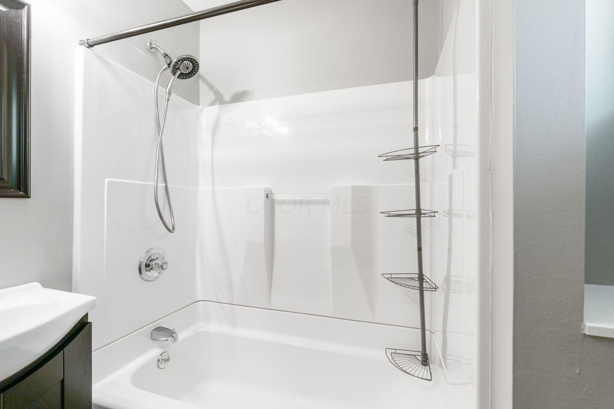 307 Rivers End Road Columbus, OH 43230 - Photo 27 of 43 Tub/Shower Combination