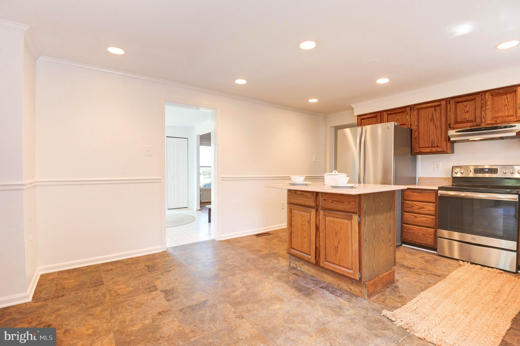 23124 Watson Road Leesburg, VA 20175 - Photo 17 of 57 Kitchen dining area