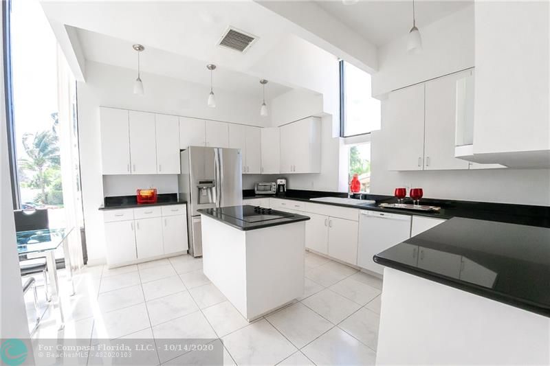 2549 Southeast 9th Street Pompano Beach, FL 33062 - Photo 14 of 35 Kitchen