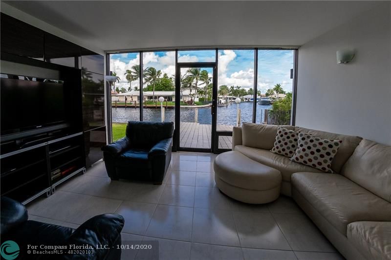 2549 Southeast 9th Street Pompano Beach, FL 33062 - Photo 19 of 35 Access to backyard