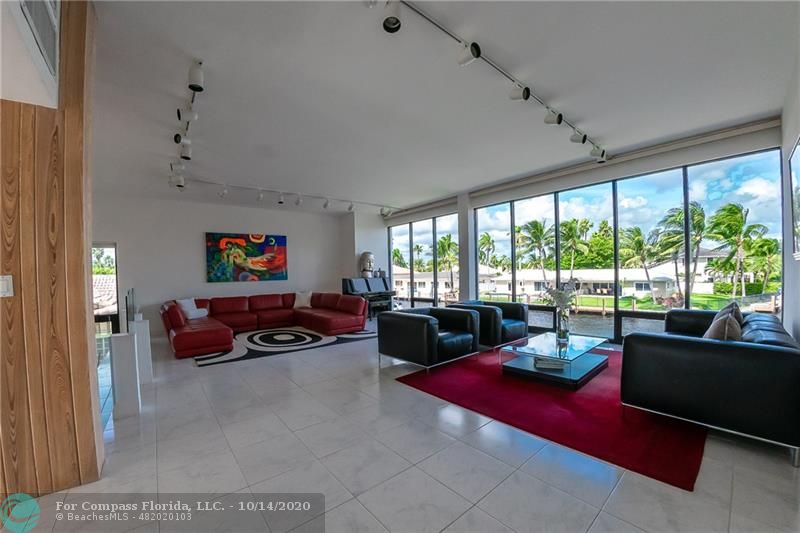2549 Southeast 9th Street Pompano Beach, FL 33062 - Photo 3 of 35 Living Room