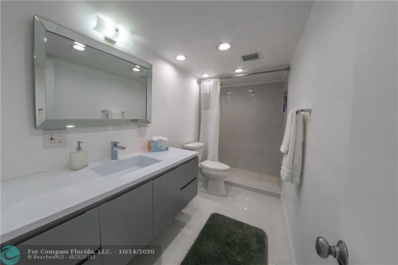 2549 Southeast 9th Street Pompano Beach, FL 33062 - Photo 21 of 35 2nd Bathroom