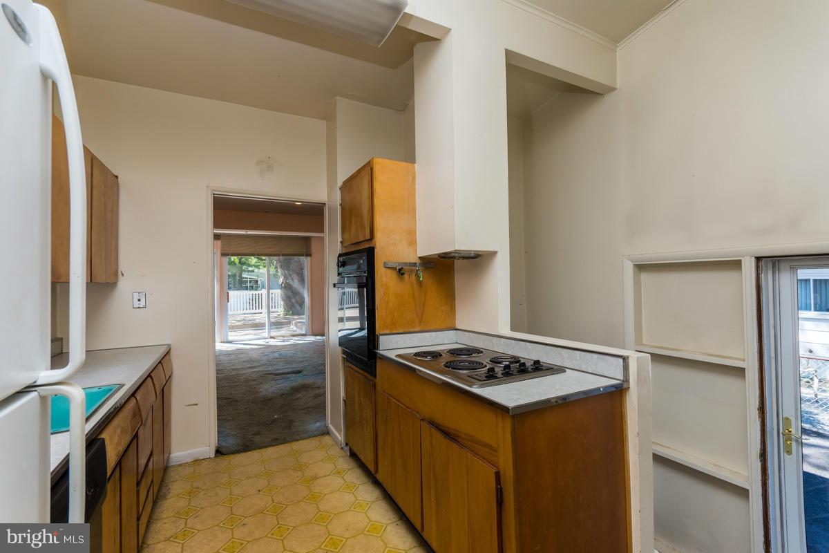 4757 Bonnie Brae Road Pikesville, MD 21208 - Photo 10 of 30 a kitchen that has a stove and a refrigerator