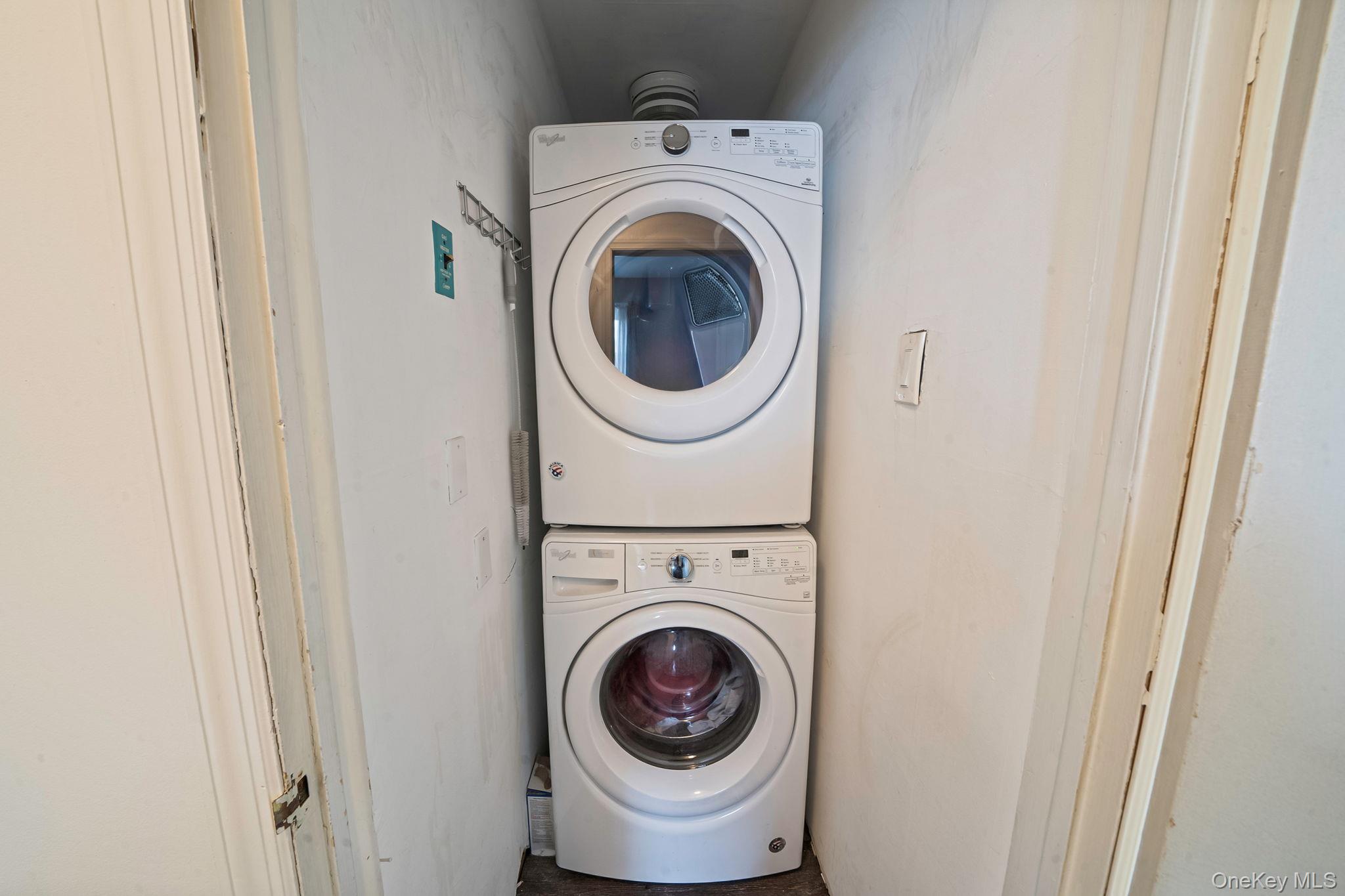 29 Franklin Street Islip, NY 11751 - Photo 27 of 39 a utility room with dryer and washer