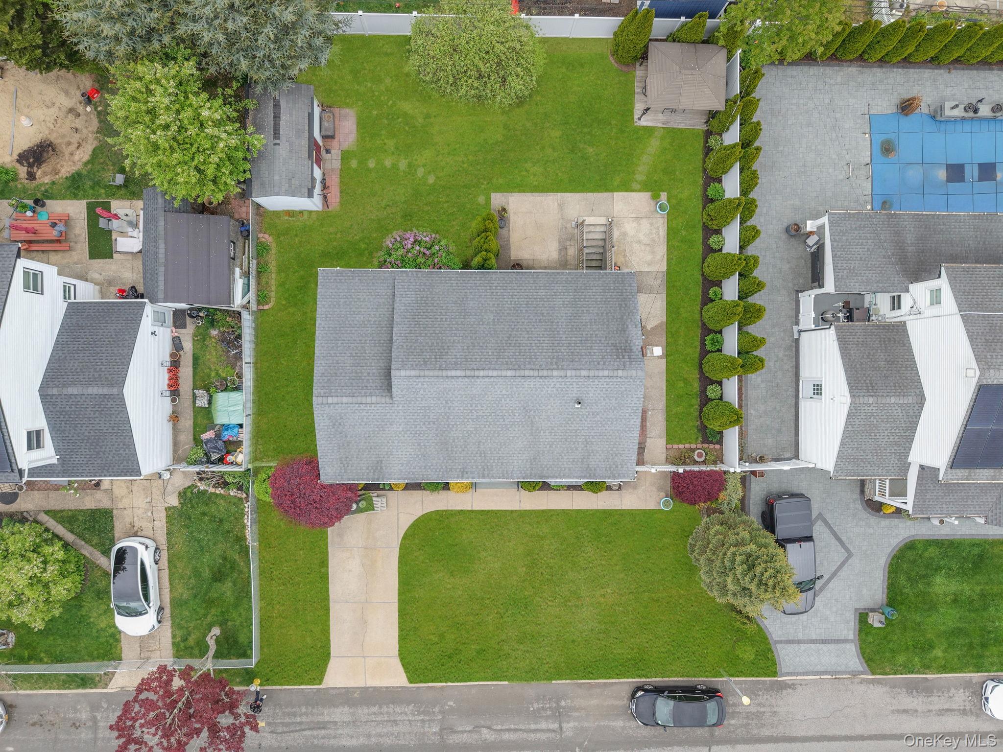 29 Franklin Street Islip, NY 11751 - Photo 35 of 39 an aerial view of a house with a swimming pool