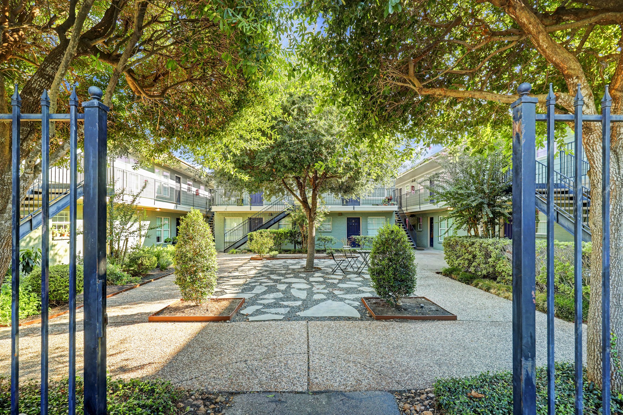 214 West 17th Street, Unit 2 Houston, TX 77008 - Photo 8 of 8 a front view of a house with garden
