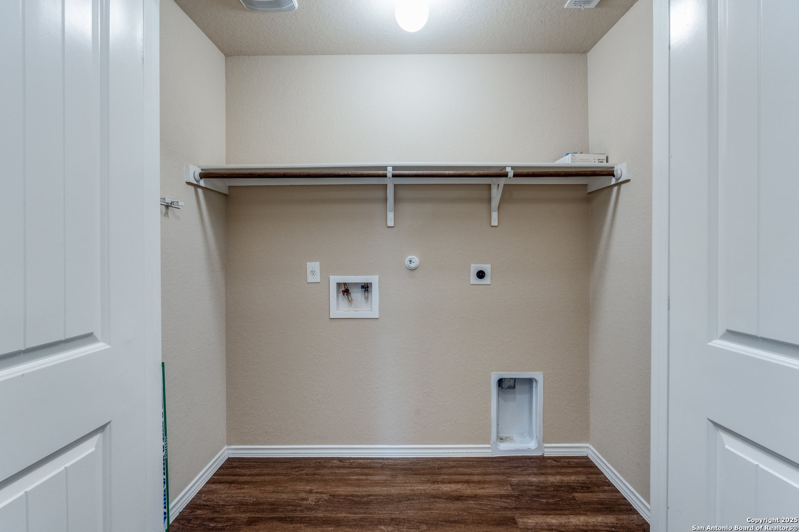 5102 Everett Loop Converse, TX 78109 - Photo 13 of 24 a view of room with wooden floor