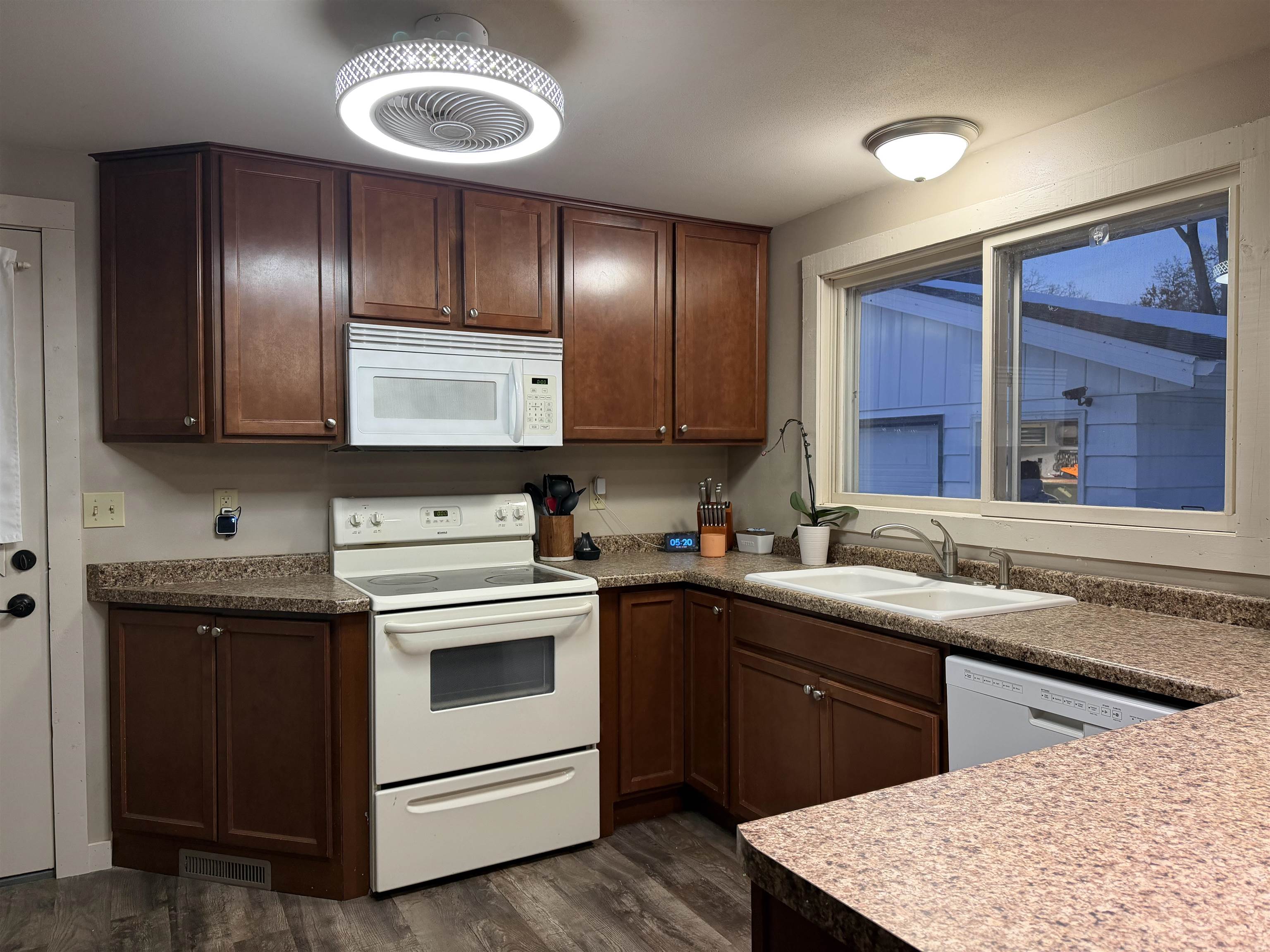 524 Wisconsin Street Waupaca, WI 54981 - Photo 2 of 19