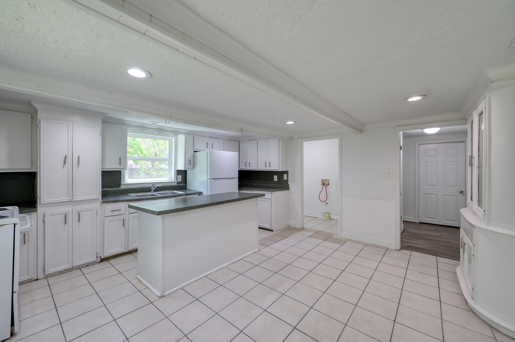 29906 Hunters Magnolia, TX 77355 - Photo 9 of 13 Unit B Kitchen