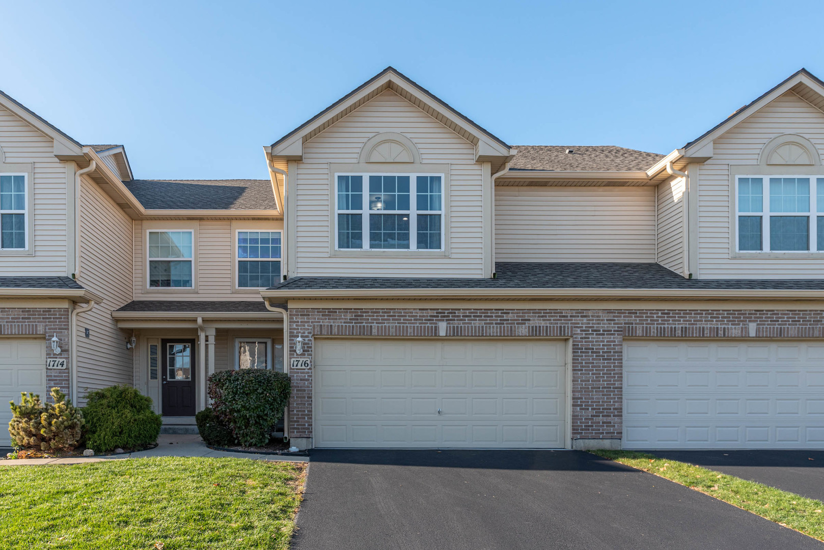 1716 Pin Oak Lane Elgin, IL 60120 - Photo 1 of 32