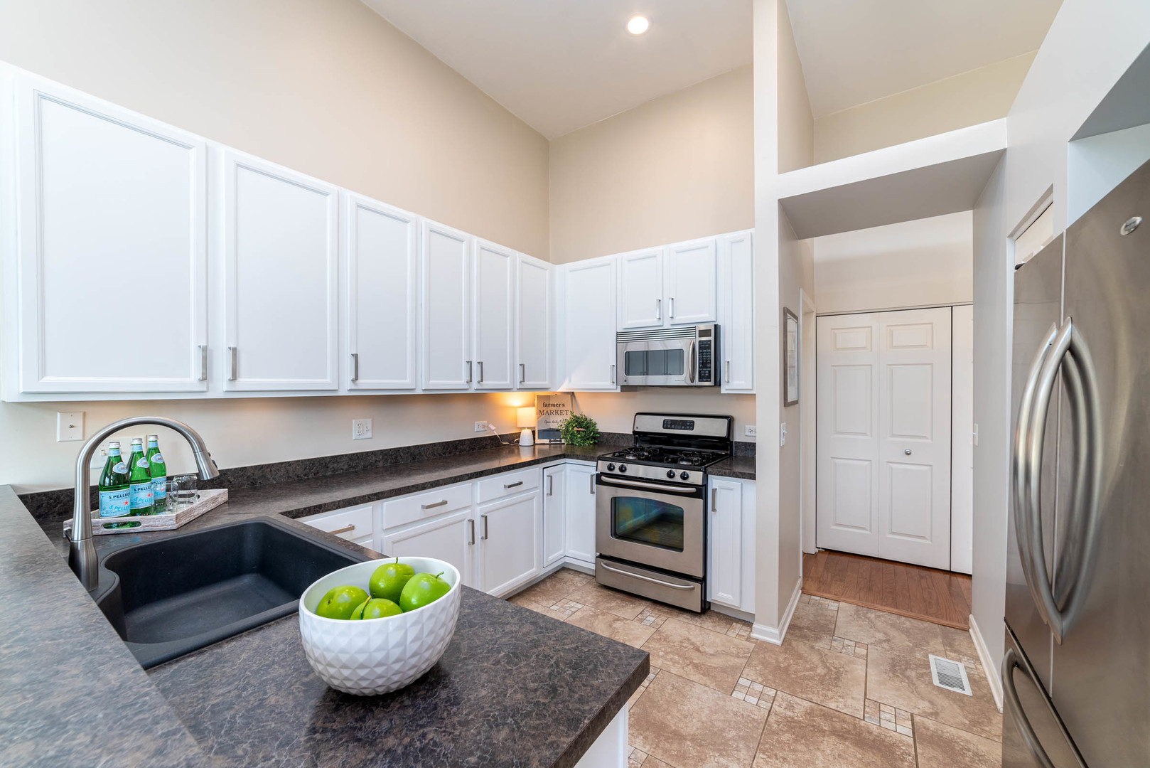 1716 Pin Oak Lane Elgin, IL 60120 - Photo 4 of 32