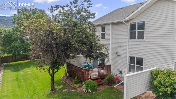 a view of a house with backyard