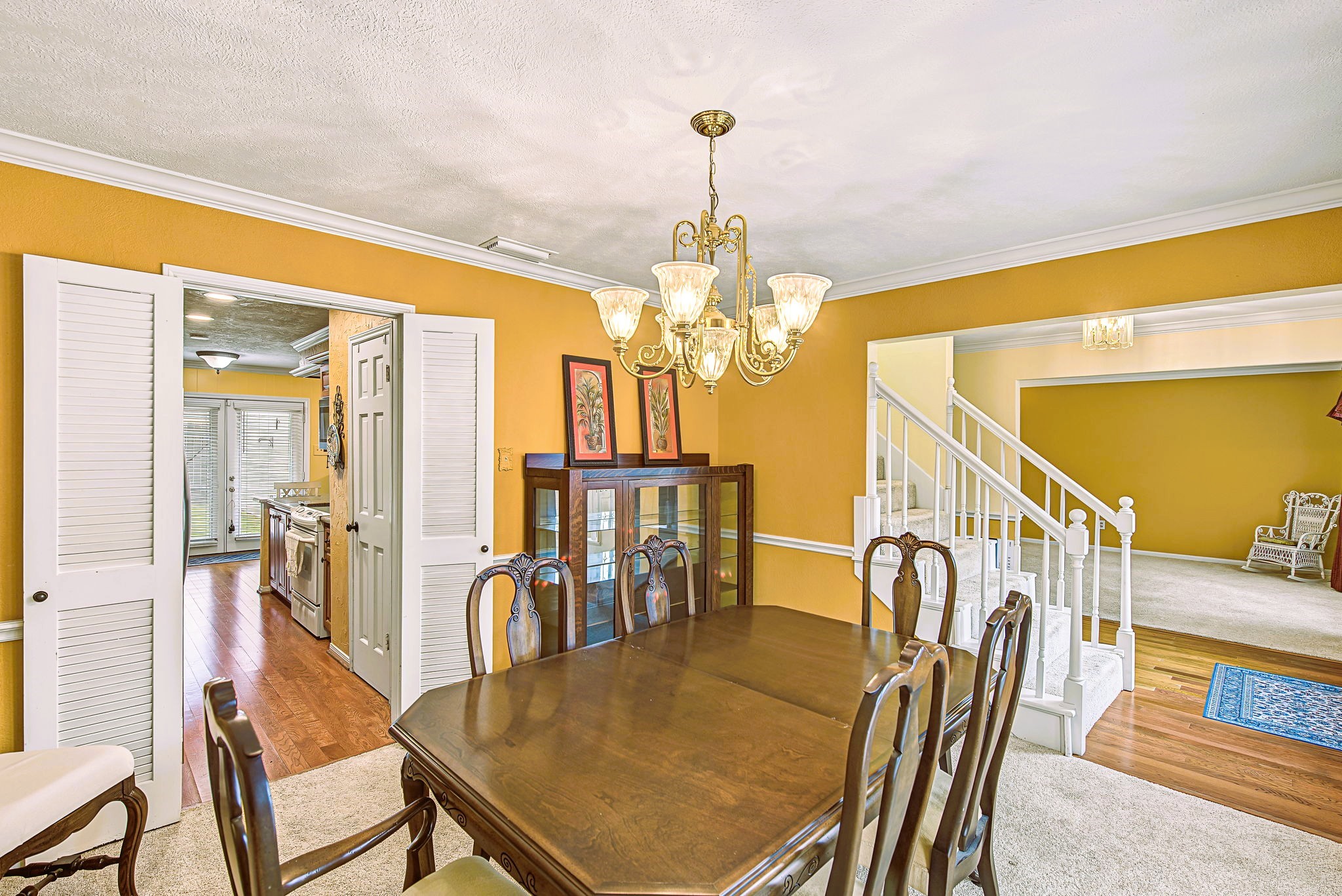 3013 Teague Road Houston, TX 77080 - Photo 8 of 37 Dining area is adjacent to the kitchen for easy flow when hosting family dinners.
