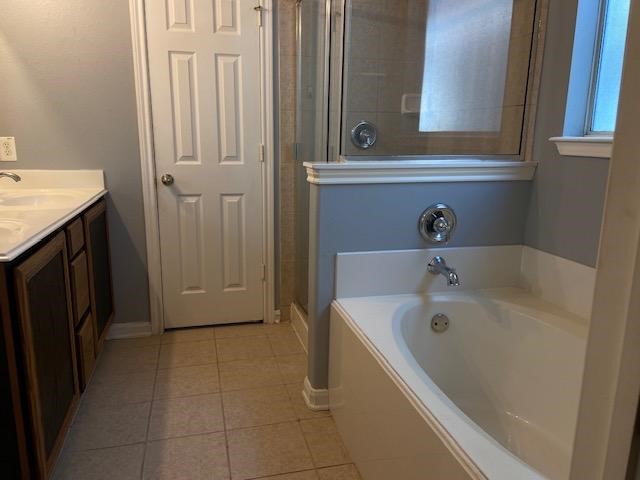 13343 South Point Lane Houston, TX 77034 - Photo 5 of 13 a bathroom with a tub sink and mirror