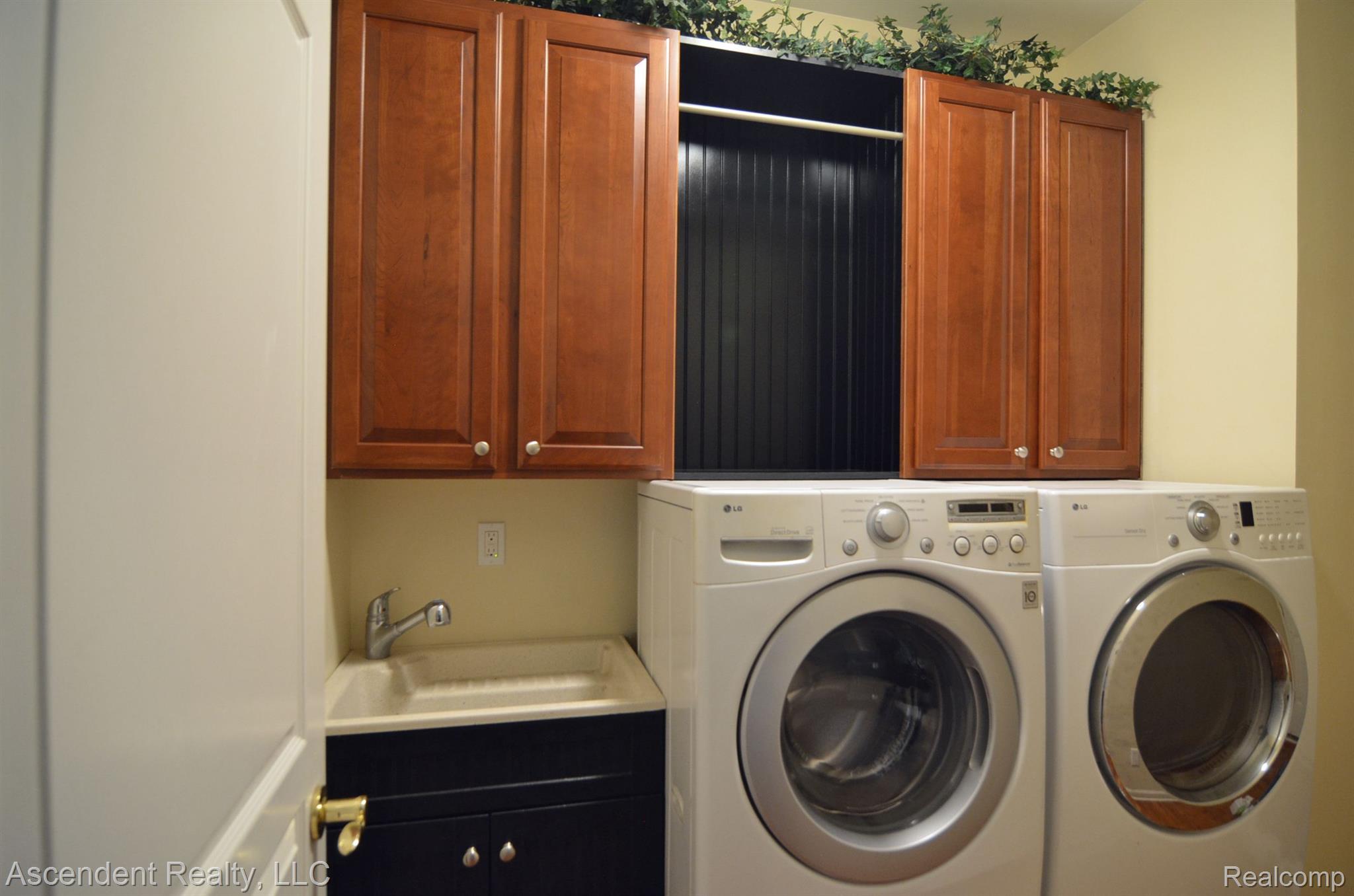 3704 Tremonte Circle, Unit 88 Rochester, MI 48306 - Photo 20 of 41 Laundry room