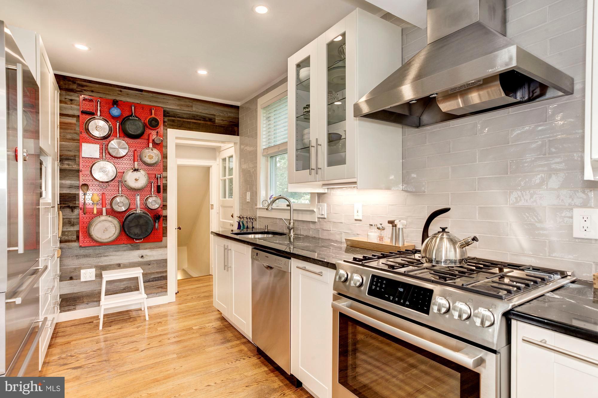 6212 Walhonding Road Bethesda, MD 20816 - Photo 17 of 60 Gourmet Chef's Kitchen