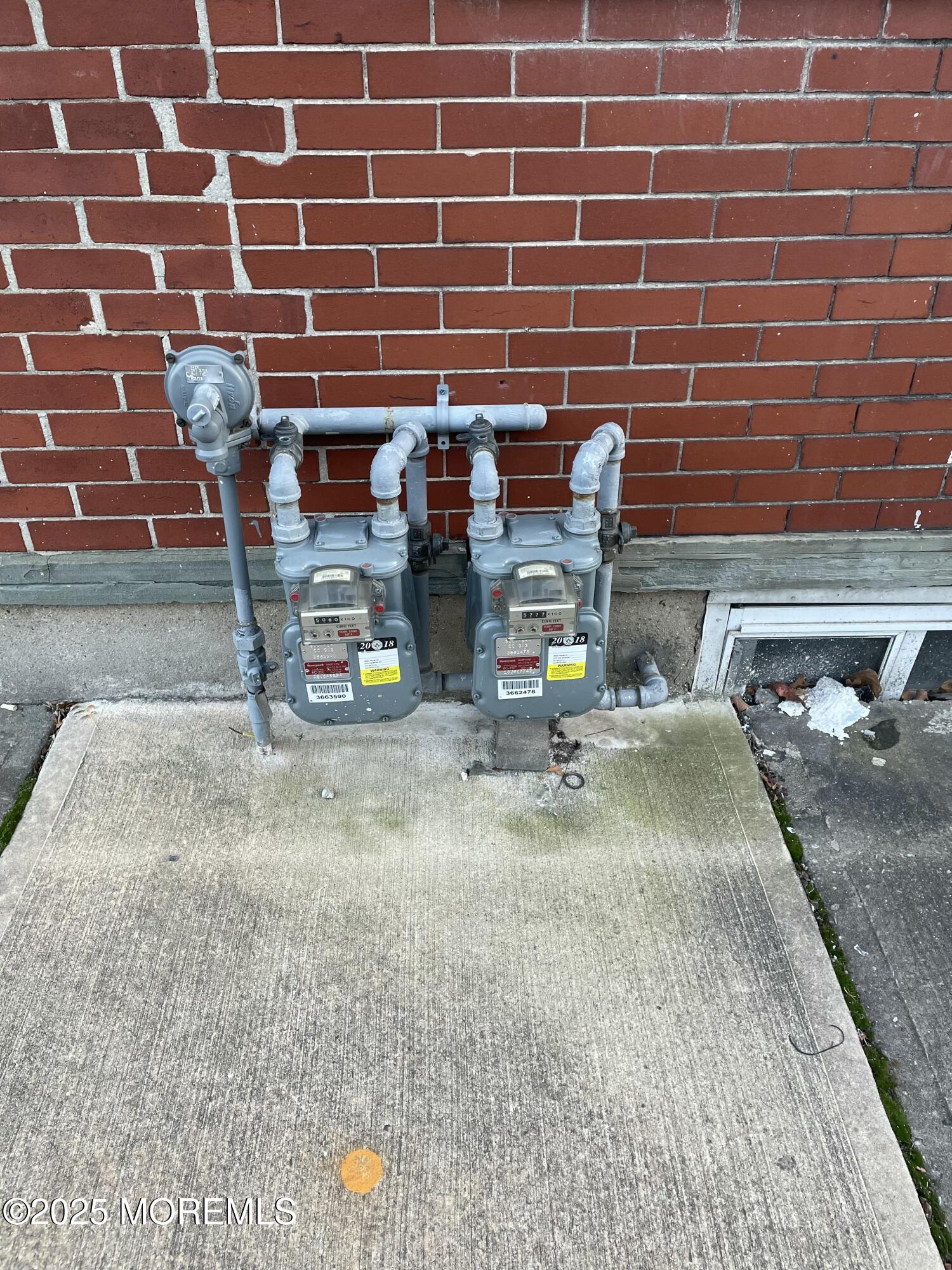 322 South 7th Street Elizabeth, NJ 07202 - Photo 4 of 4 a view of a fireplace with racks on the table