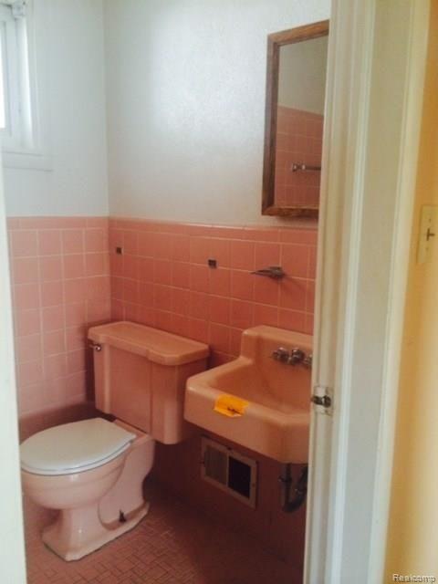 24227 Roxana Avenue Eastpointe, MI 48021 - Photo 9 of 10 BATHROOM MAIN.jpg