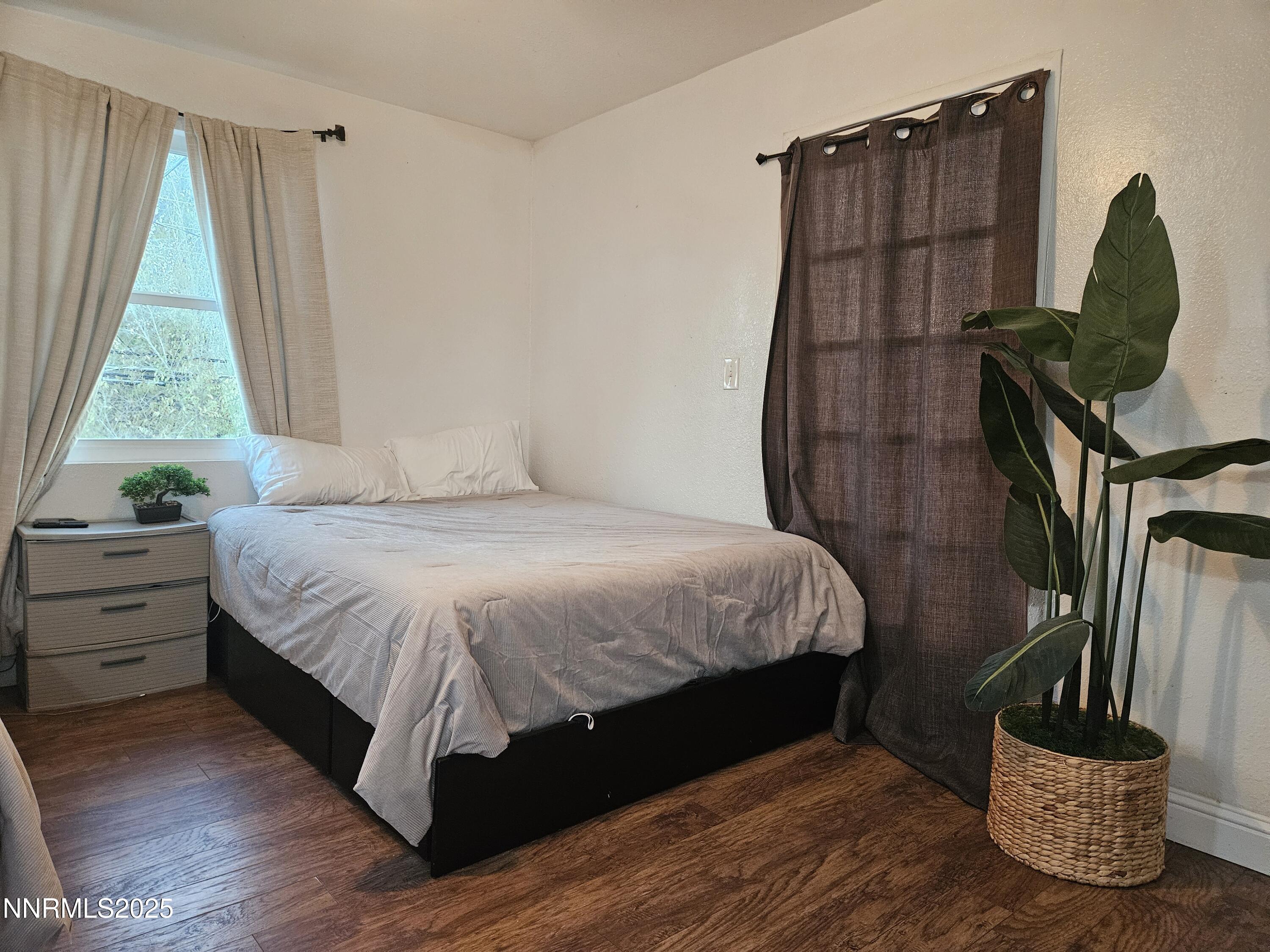 181 Quail Street Sparks, NV 89431 - Photo 6 of 42 a bedroom with a bed and window