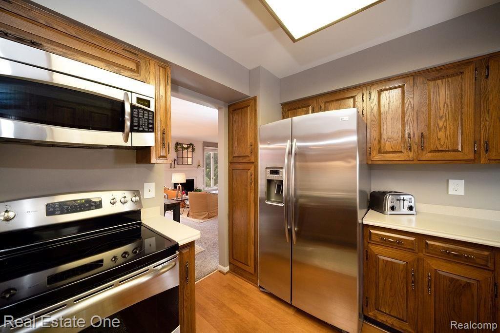 940 Golfview Court Rochester, MI 48307 - Photo 16 of 39 014 - Kitchen.jpg