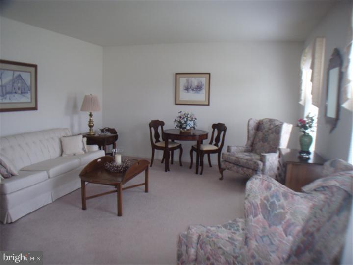 28 Winding Road Newark, DE 19702 - Photo 3 of 24 Living Room
