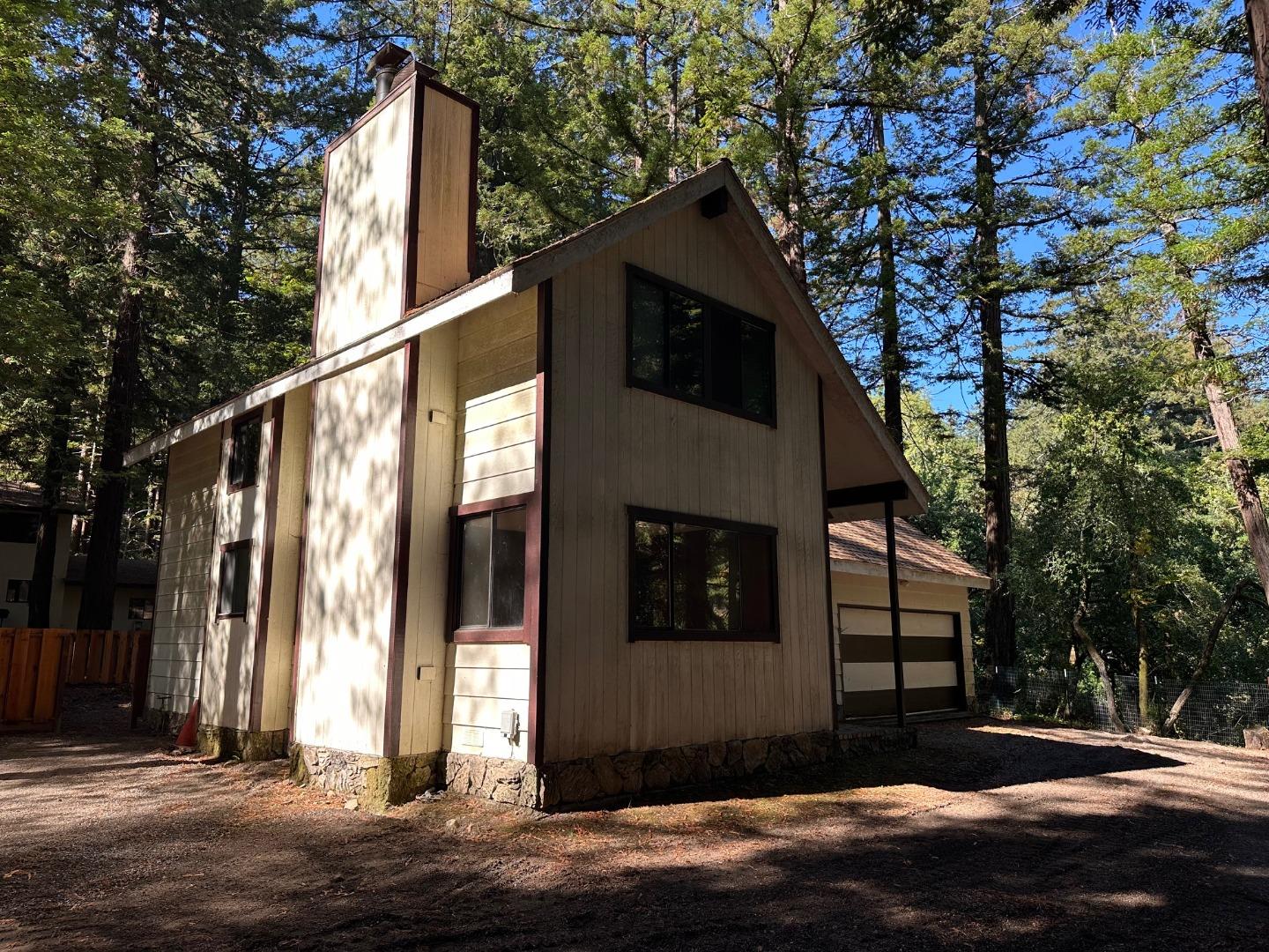 a view of a entrance gate of the house