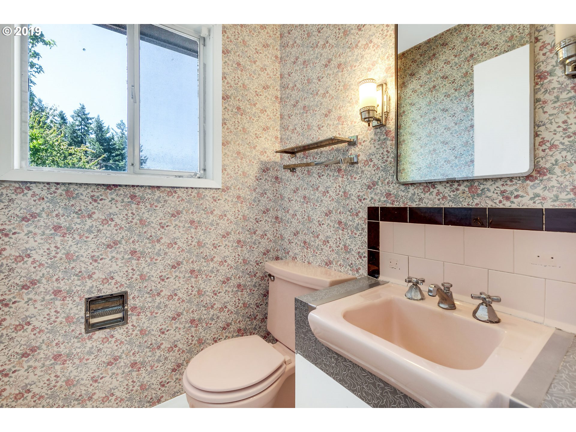 2225 Southwest Mitchell Street Portland, OR 97239 - Photo 16 of 32 Bathroom, Attached