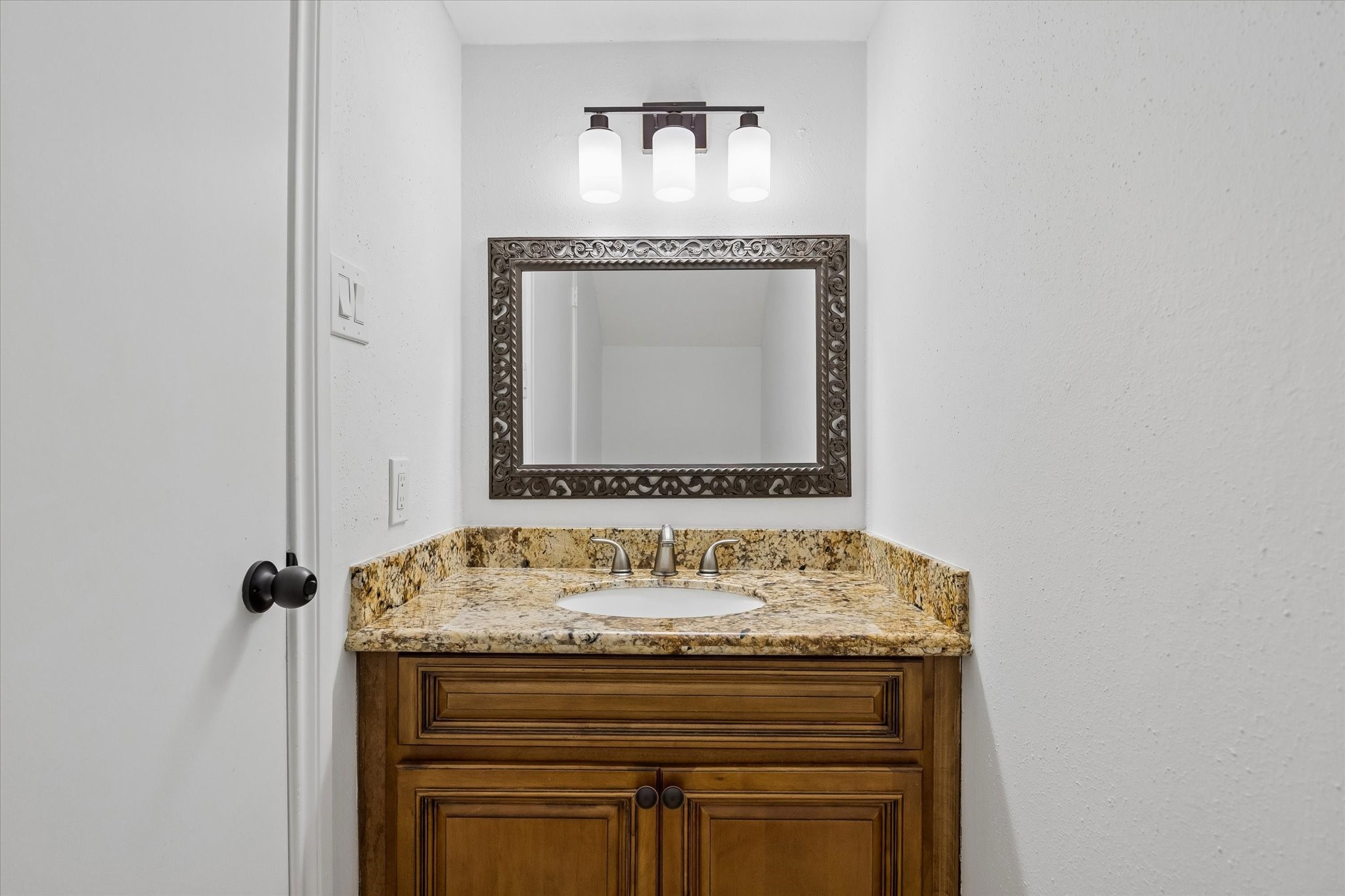 752 Augusta Drive, Unit 752 Houston, TX 77057 - Photo 8 of 19 First floor half bath.