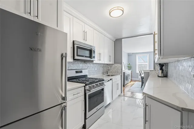 $389,000 | 241-20 Northern Boulevard, Unit 5B | Douglaston