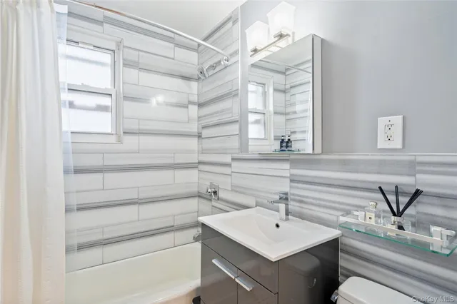 $389,000 | 241-20 Northern Boulevard, Unit 5B | Douglaston