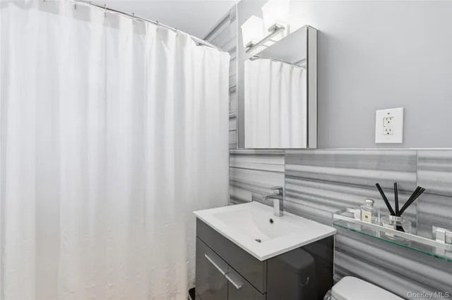 $389,000 | 241-20 Northern Boulevard, Unit 5B | Douglaston