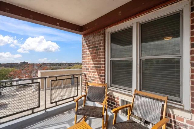 $389,000 | 241-20 Northern Boulevard, Unit 5B | Douglaston