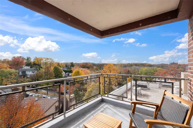 $389,000 | 241-20 Northern Boulevard, Unit 5B | Douglaston