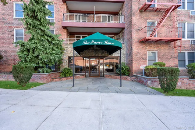 $389,000 | 241-20 Northern Boulevard, Unit 5B | Douglaston