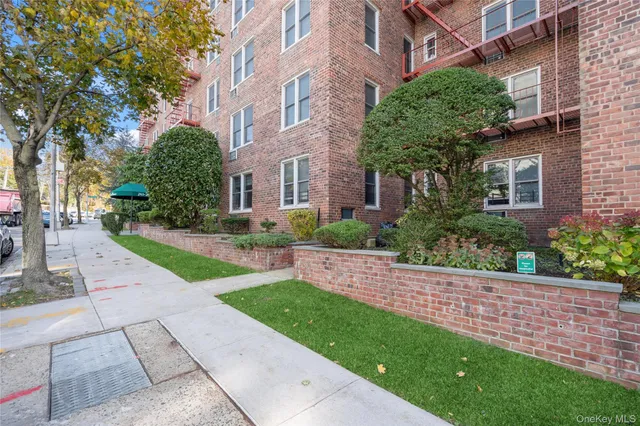 $389,000 | 241-20 Northern Boulevard, Unit 5B | Douglaston