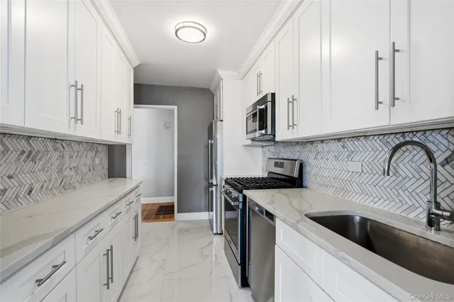 $389,000 | 241-20 Northern Boulevard, Unit 5B | Douglaston